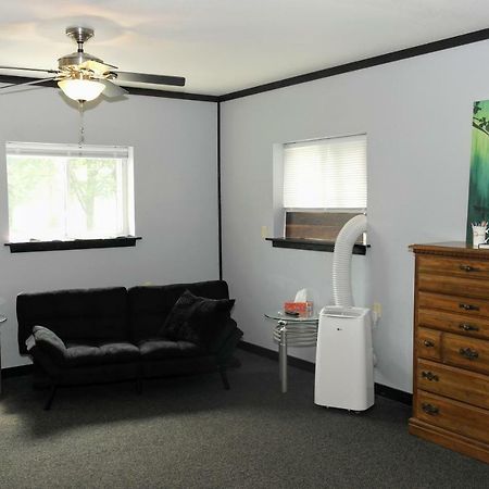 Becker'S Private Studio 2 Queen Beds, 1 Futon With A Great Back Yard! Auburn Exterior photo