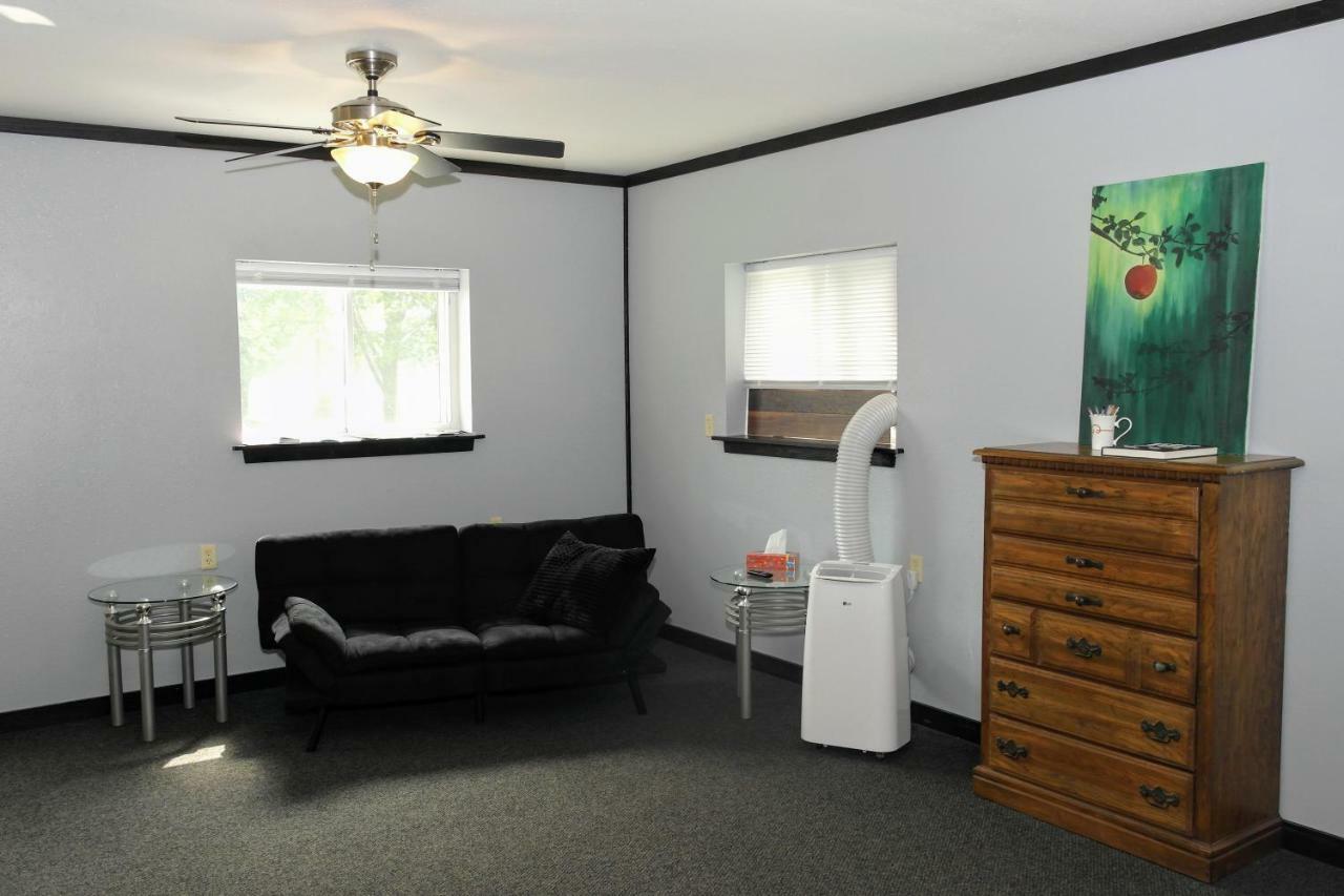 Becker'S Private Studio 2 Queen Beds, 1 Futon With A Great Back Yard! Auburn Exterior photo
